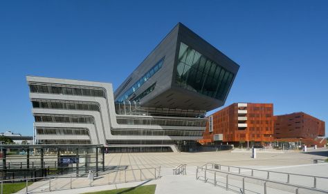 Library and Learning Center (left, architect: Zaha Hadid), Departement 1 and Teaching Center (right, architect: Laura Spinadel)