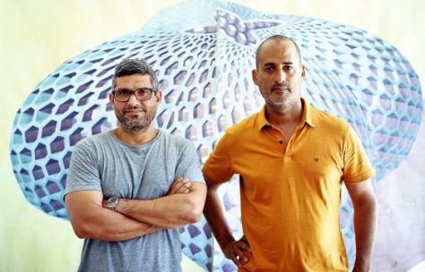 Los artistas Dagoberto Rodríguez (izquierda) y Marco Castillo, ante la acuarela 'Pabellón polen' durante la pasada Bienal de La Habana. Edu Bayer